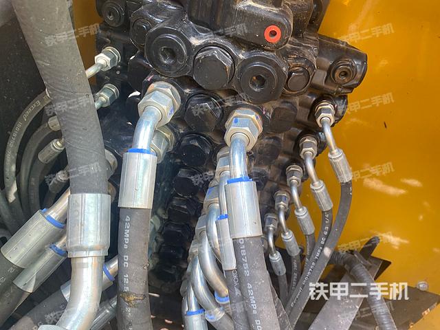 回轉(zhuǎn)馬達和主控閥(整機外觀) 回轉(zhuǎn)馬達和主控閥(整機外觀)