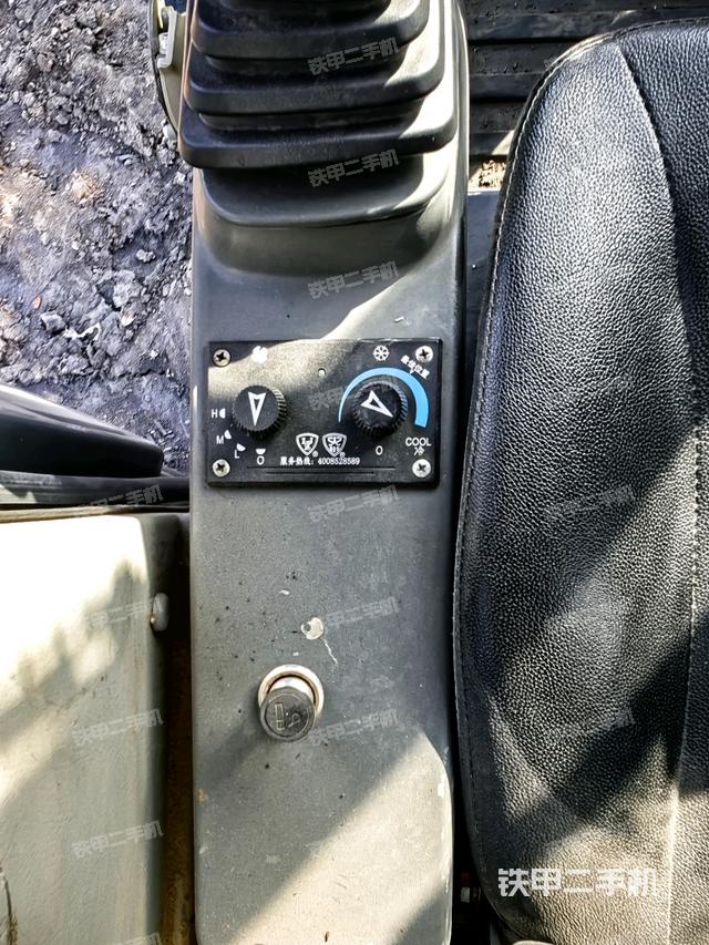 座椅左側(cè)控制臺/音響/含左手柄（駕駛室部分）