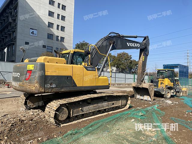 沃尔沃EC220DL挖掘机的设备实拍-第2张实拍照片