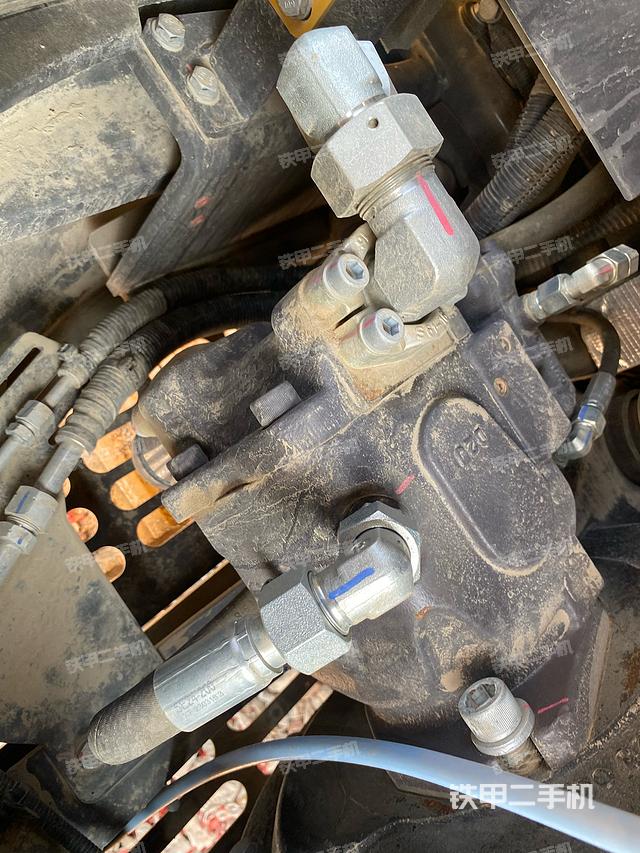 液壓泵艙室正面整體(整機(jī)外觀) 液壓泵艙室正面整體(整機(jī)外觀)