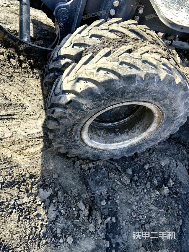 右驅(qū)動輪（行走機構(gòu)）