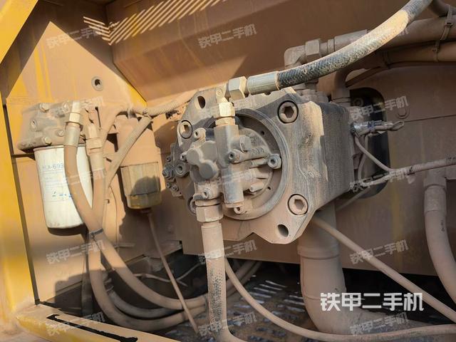 液压泵舱室正面整体（整机外观）