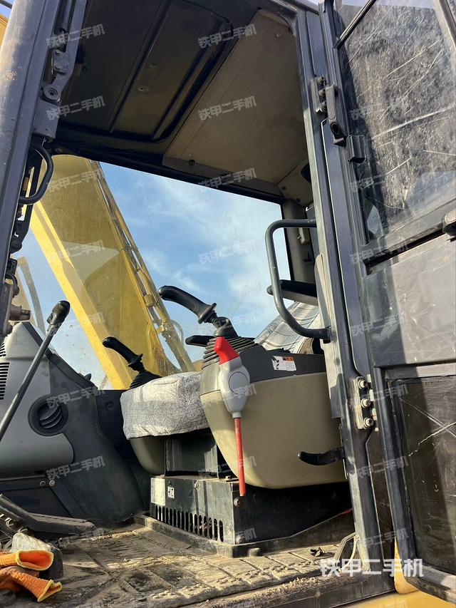 駕駛室整體(整機(jī)外觀) 駕駛室整體(整機(jī)外觀)