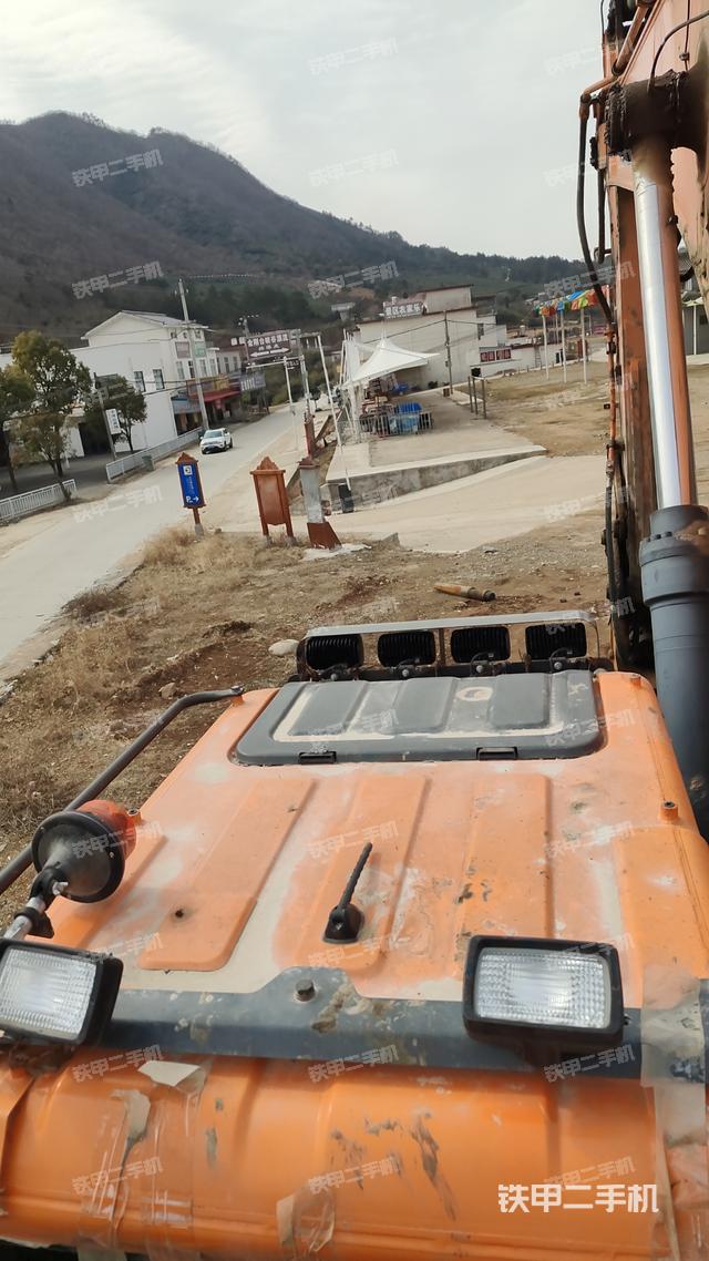 駕駛室頂部(整機(jī)外觀) 駕駛室頂部(整機(jī)外觀)