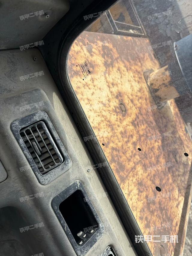 左后方玻璃角標(biāo)（駕駛室部分）