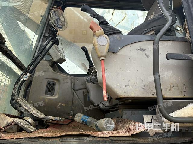 座椅右側(cè)控制臺/鑰匙門/油門/含右手柄（駕駛室部分）