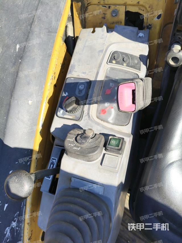 座椅右側(cè)控制臺(tái)/鑰匙門/油門/含右手柄（駕駛室部分）