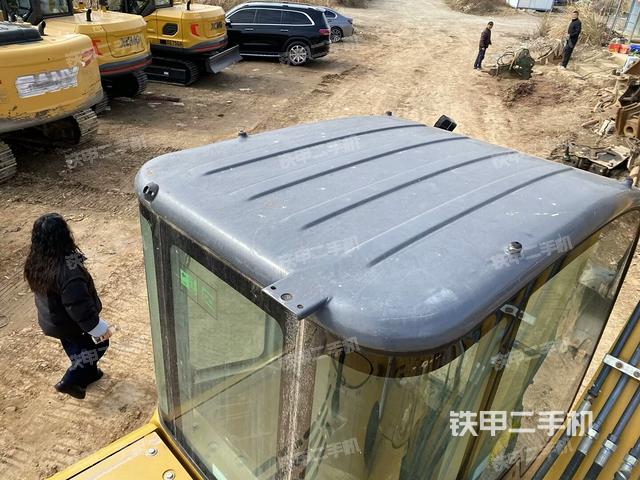 駕駛室頂部(整機(jī)外觀) 駕駛室頂部(整機(jī)外觀)