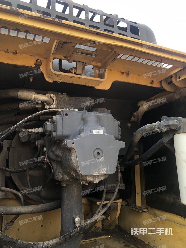 液压泵舱室正面整体（整机外观）