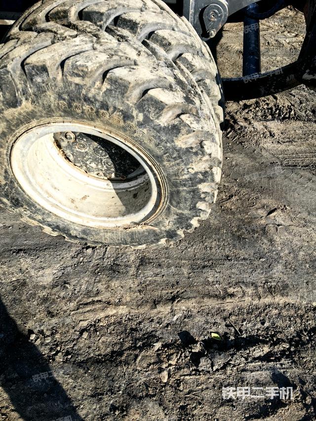 左驅(qū)動輪（行走機構(gòu)）