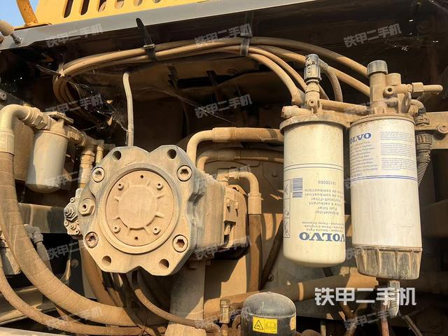 液壓泵艙室正面整體（整機(jī)外觀）