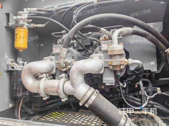 液壓泵艙室正面整體（整機外觀）