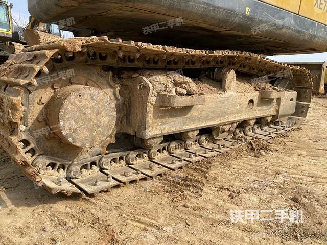 單側(cè)履帶整體(整機(jī)外觀) 單側(cè)履帶整體(整機(jī)外觀)