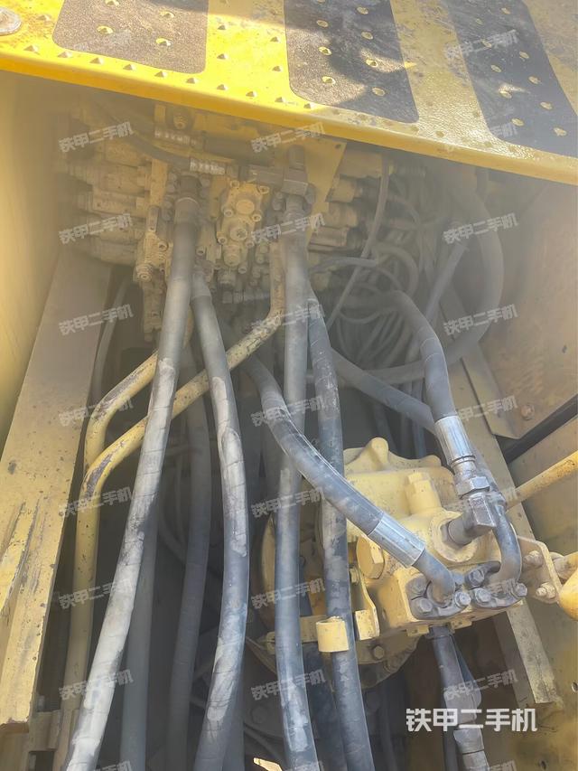 回轉(zhuǎn)馬達(dá)和主控閥（整機(jī)外觀）