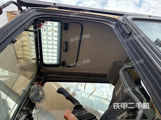 座椅左側(cè)控制臺/音響/含左手柄（駕駛室部分）