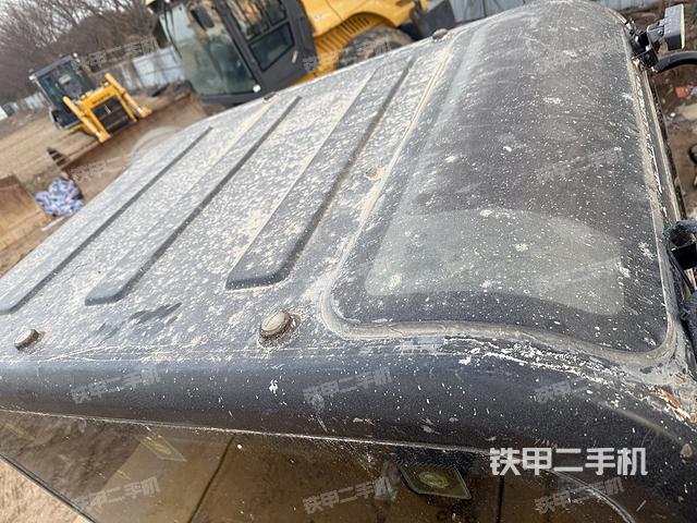 駕駛室頂部(整機(jī)外觀) 駕駛室頂部(整機(jī)外觀)