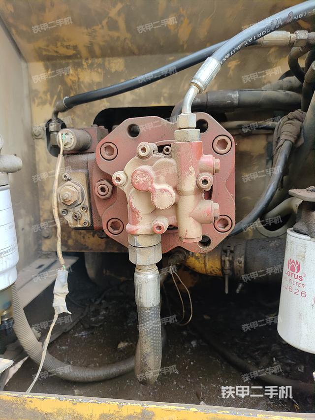 液压泵舱室正面整体（整机外观）