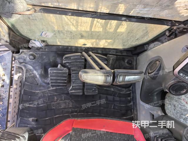 行走控制手柄和踏板?俯拍(駕駛室部分) 行走控制手柄和踏板?俯拍(駕駛室部分)