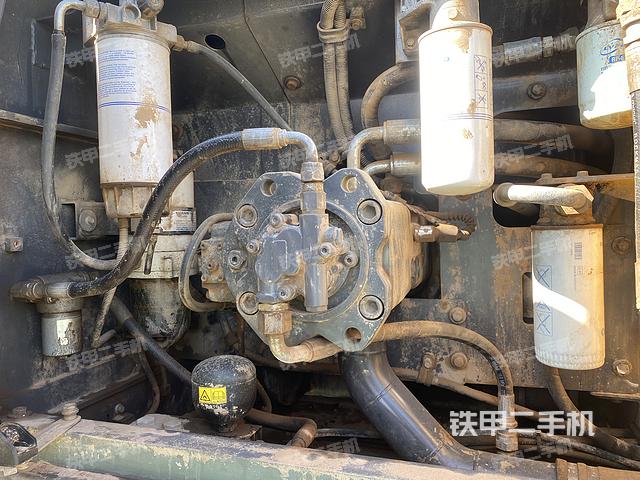 液压泵舱室正面整体（整机外观）