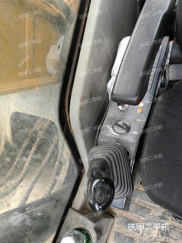 座椅左側(cè)控制臺(tái)/音響/含左手柄(駕駛室部分) 座椅左側(cè)控制臺(tái)/音響/含左手柄(駕駛室部分)