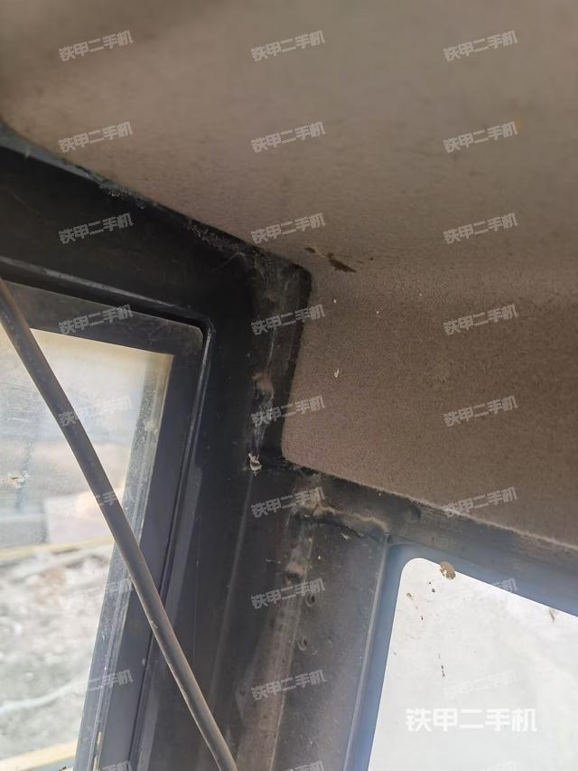 行走控制手柄和踏板?俯拍（駕駛室部分）