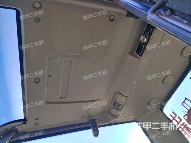 駕駛室頂部(整機(jī)外觀) 駕駛室頂部(整機(jī)外觀)