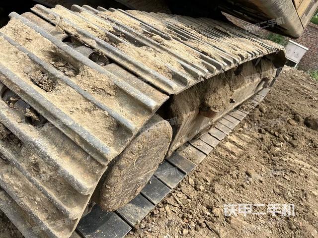 單側(cè)履帶整體(整機(jī)外觀) 單側(cè)履帶整體(整機(jī)外觀)