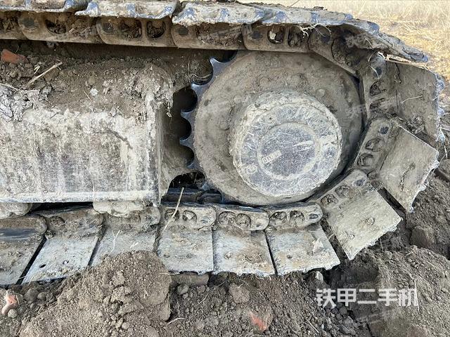 單側(cè)履帶整體(整機(jī)外觀) 單側(cè)履帶整體(整機(jī)外觀)