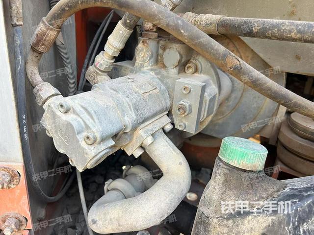 液壓泵艙室正面整體(整機外觀) 液壓泵艙室正面整體(整機外觀)