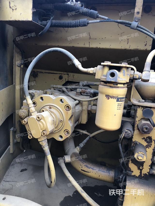 液压泵舱室正面整体（整机外观）