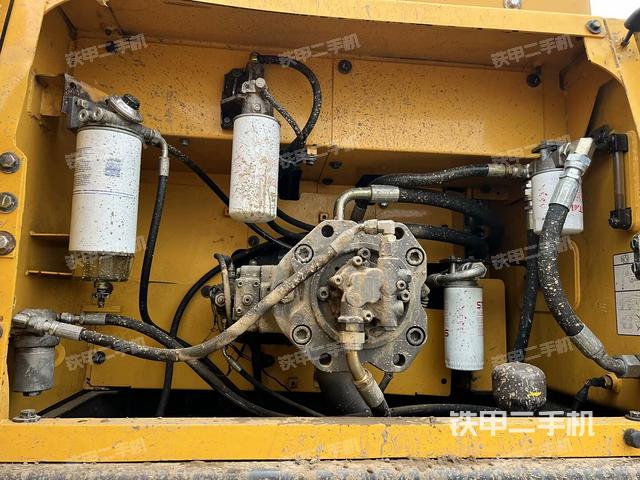 液壓泵艙室正面整體(整機(jī)外觀) 液壓泵艙室正面整體(整機(jī)外觀)