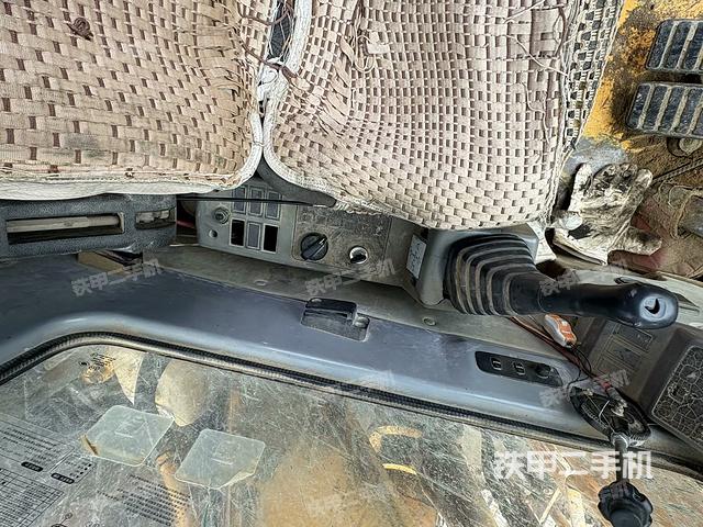 座椅右側(cè)控制臺(tái)/鑰匙門/油門/含右手柄(駕駛室部分) 座椅右側(cè)控制臺(tái)/鑰匙門/油門/含右手柄(駕駛室部分)