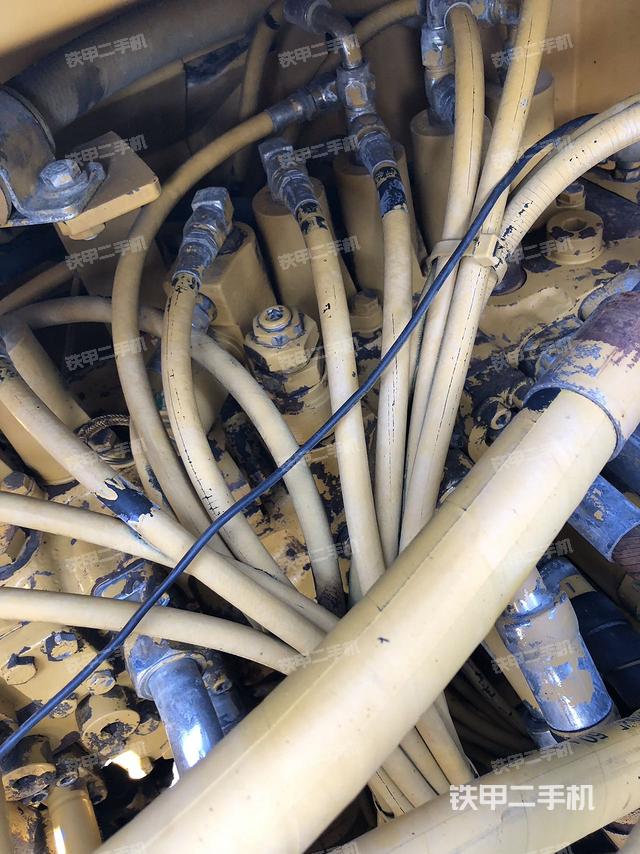 回转马达和主控阀（整机外观）