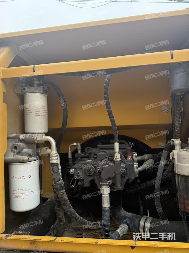 液壓泵艙室正面整體(整機(jī)外觀) 液壓泵艙室正面整體(整機(jī)外觀)