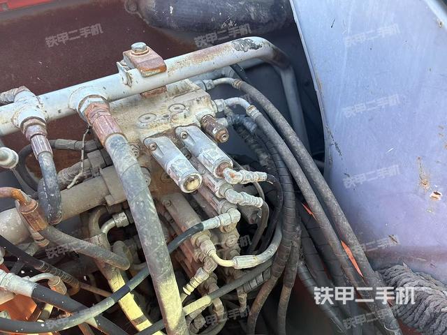 回轉(zhuǎn)馬達(dá)和主控閥(整機外觀) 回轉(zhuǎn)馬達(dá)和主控閥(整機外觀)