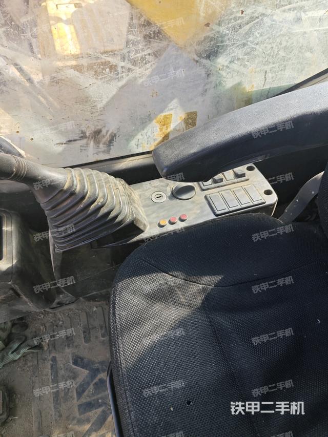 座椅右側控制臺/鑰匙門/油門/含右手柄（駕駛室部分）