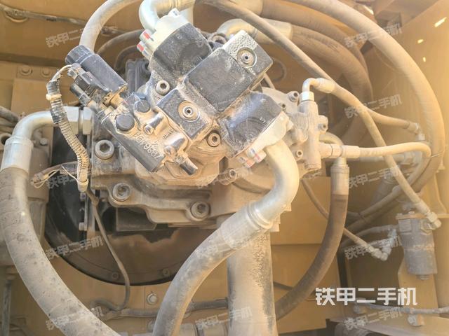 液壓泵艙室正面整體（整機外觀）