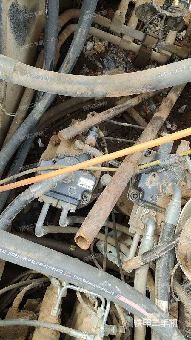 回轉(zhuǎn)馬達(dá)和主控閥(整機(jī)外觀) 回轉(zhuǎn)馬達(dá)和主控閥(整機(jī)外觀)