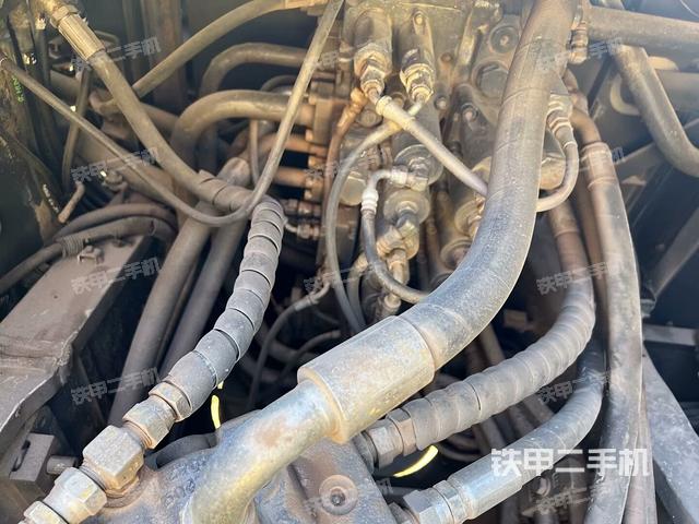 回轉(zhuǎn)馬達(dá)和主控閥(整機(jī)外觀) 回轉(zhuǎn)馬達(dá)和主控閥(整機(jī)外觀)