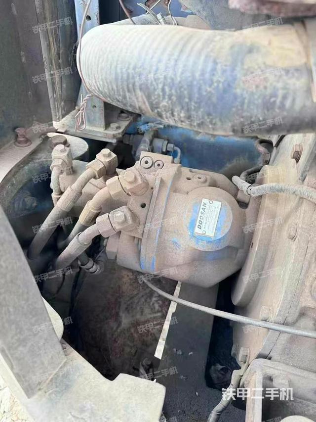 液压泵舱室正面整体（整机外观）