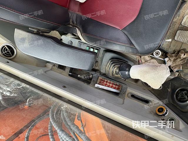 座椅右側(cè)控制臺(tái)/鑰匙門(mén)/油門(mén)/含右手柄（駕駛室部分）