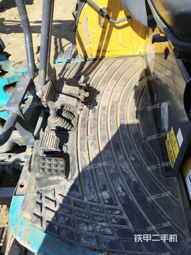 行走控制手柄和踏板?俯拍（駕駛室部分）