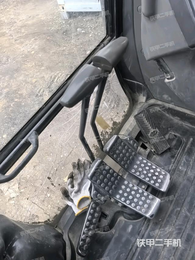 行走控制手柄和踏板?俯拍（駕駛室部分）