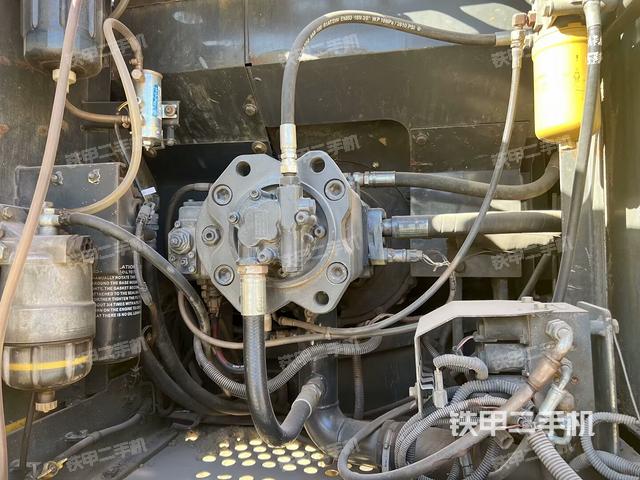 液壓泵艙室正面整體(整機(jī)外觀) 液壓泵艙室正面整體(整機(jī)外觀)