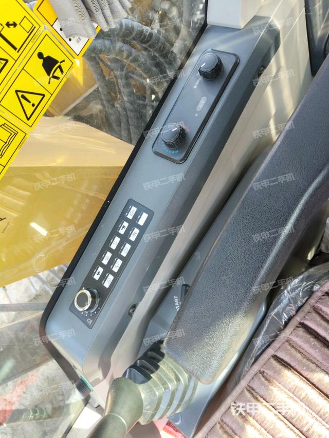 座椅右側(cè)控制臺/鑰匙門/油門/含右手柄（駕駛室部分）