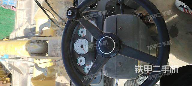 駕駛室工作臺(tái)(整機(jī)外觀及大件) 駕駛室工作臺(tái)(整機(jī)外觀及大件)