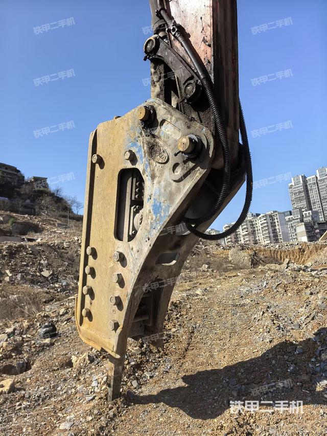 鏟斗右后整體(工作和回轉(zhuǎn)裝置) 鏟斗右后整體(工作和回轉(zhuǎn)裝置)