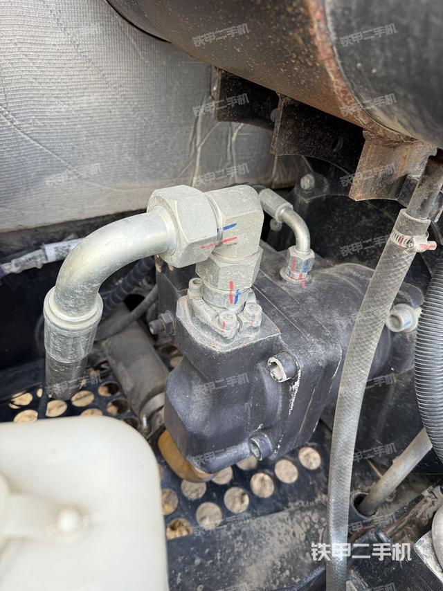 液壓泵艙室正面整體(整機外觀) 液壓泵艙室正面整體(整機外觀)