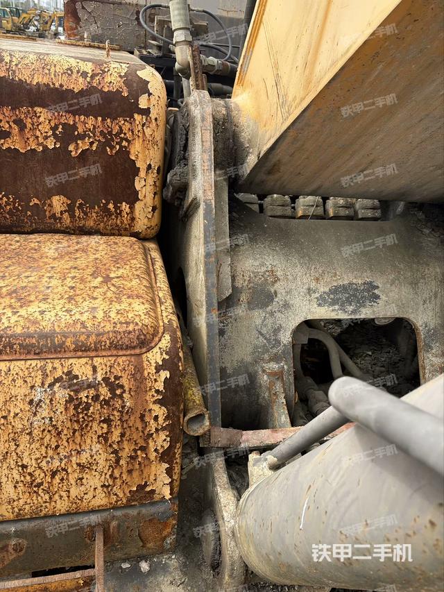 轉(zhuǎn)盤和下車架正前（工作和回轉(zhuǎn)裝置）