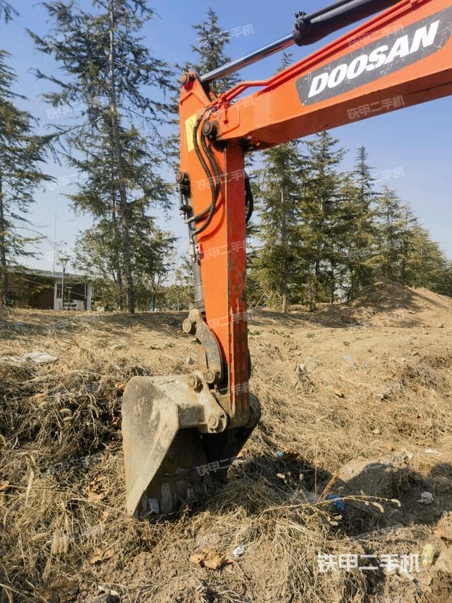 駕駛室頂部(整機(jī)外觀) 駕駛室頂部(整機(jī)外觀)